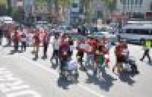 Engelliler davul zurna eşliğinde yürüdü