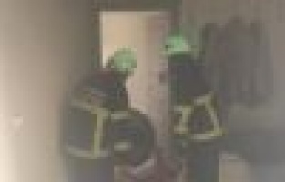 Ev yangınında mahsur kalan 2’si engelli 3 kişi kurtarıldı