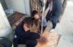 Evde yalnız bırakılan çocuğun başı demir korkuluğa sıkıştı