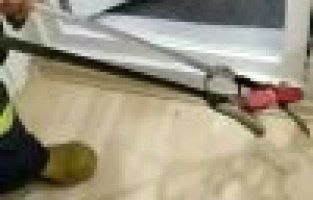 Eve giren yılan banyoda yakalandı