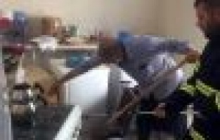 Eve giren yılanı itfaiye ekipleri çıkarttı