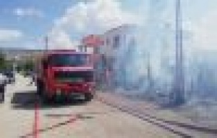 Evlerin arasında çıkan yangın korkuttu