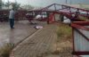 Fırtına Küçük Sanayi Sitesinde Tabelalarını Devirdi