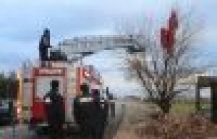 Fırtınada uçan dev Türk bayrağı ekipleri seferber etti