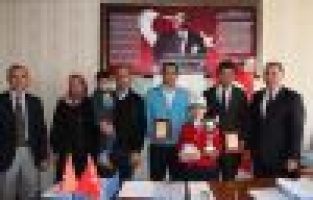 Fotoğraf Yarışması Birincisine Fotoğraf Makinesi Hediye Edildi