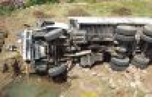 Freni boşalan kamyon şarampole yuvarlandı