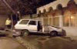 Freni boşalan otomobil duvara çarptı: 3 yaralı