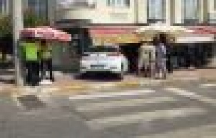 Freni boşalan otomobil markete girdi