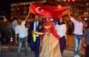 Gelin damat demokrasi nöbetinde