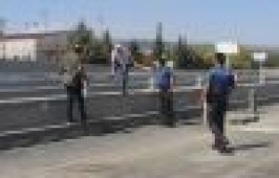 Genç kadın, köprülü kavşaktan atlamak istedi