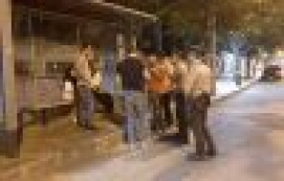 Genç kadının çantasını zorla alıp kaçtılar