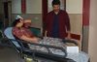 GENÇ KADININ KAFASINDA SANDALYE KIRDILAR..!