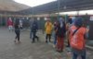 Genç TEMA üyeleri, barınaktaki hayvanları besledi