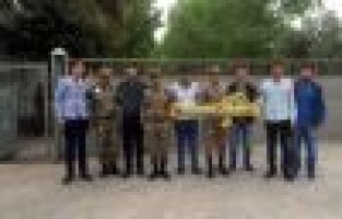 Gençlerden Askere Çiçek ve Tatlı