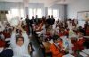 Geri Dönüşümden Elde Edilen Kalemlikler Öğrencilere Dağıtıldı