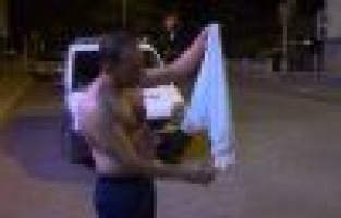 Giydiği ‘HERO’ yazılı tişörtü yakmak istedi