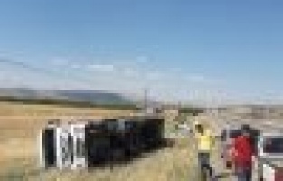 Gölbaşı’nda saman yüklü tır devrildi