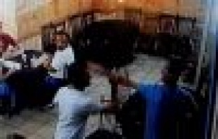 Gözünü bile kırpmadan kardeşini defalarca bıçakladı