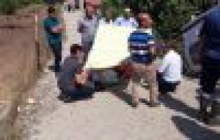 Güneş altında bekleyen yaralıların üzerinde örtü açıp gölge yaptılar