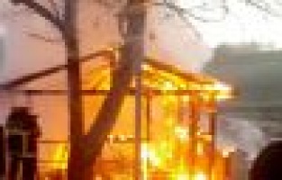 Güvenlik kulübesi alev alev yandı