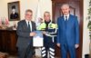 Haberini yaptığımız vatandaş ile polis memuru ödüllendirildi