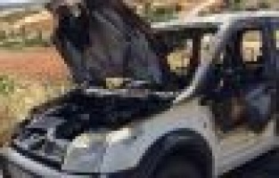 Hafif ticari araç alev aldı