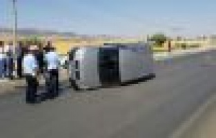 Hafif ticari araç devrildi