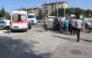 Hafif ticari araç ile minibüs çarpıştı: 3 yaralı