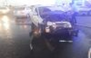 Hafif ticari araç ile otomobil çarpıştı: 4 Yaralı