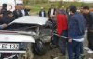 Hafif ticari araç ile otomobil çarpıştı: 4 Yaralı