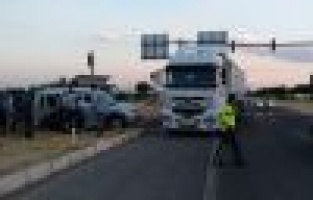 Hafif ticari araç ile Tır çarpıştı