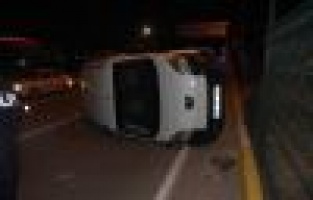 Hafif Ticari Araç Minibüsle Çarpıştıktan Sonra Takla Attı