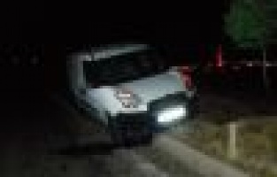 Hafif ticari araç refüje çıktı: 1 yaralı