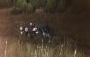 Hafif ticari araç şarampole yuvarlandı: 1 ölü, 2 yaralı