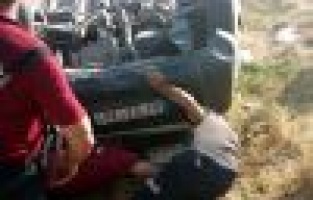 Hafif Ticari Araç Şarampole Yuvarlandı: 3 Yaralı