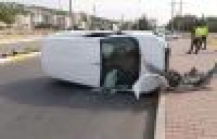 Hafif ticari araç takla attı: 2 yaralı