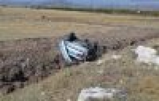 Hafif ticari araç takla attı: 2 Yaralı