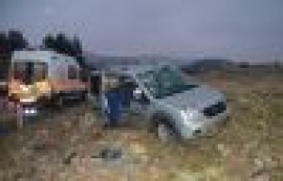 Hafif ticari araç takla attı: 3 yaralı