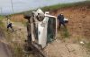 Hafif ticari araç takla attı: 4 Yaralı