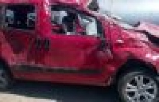 Hafif ticari araç takla attı: 4 yaralı