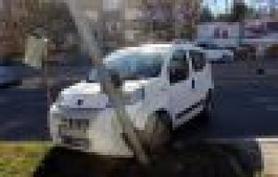 Hafif Ticari Araç Trafik Lambasına Çarptı