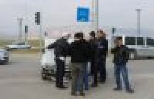 Hafif ticari araçla otomobil çarpıştı: 1 yaralı