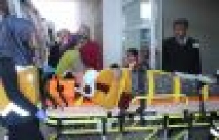 Hafif ticari araçla otomobil çarpıştı: 5 yaralı