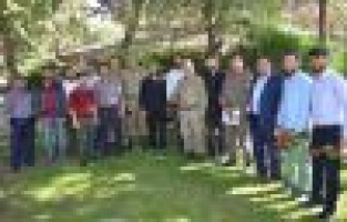 Hafızlar Gül Dağıttı