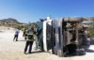 Hafriyat kamyonu devrildi: 1 yaralı