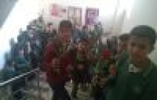 HASTALAR GÜLLERLE SEVİNDİRİLDİ