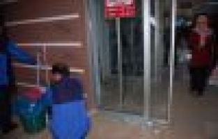 HASTANE CAMLARINI PARÇALADI