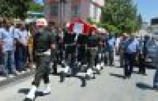 Hayatını kaybeden asker toprağa verildi