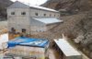 Heyelan iş makinelerini yuttu