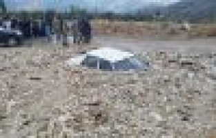 Heyelan otomobilleri yuttu